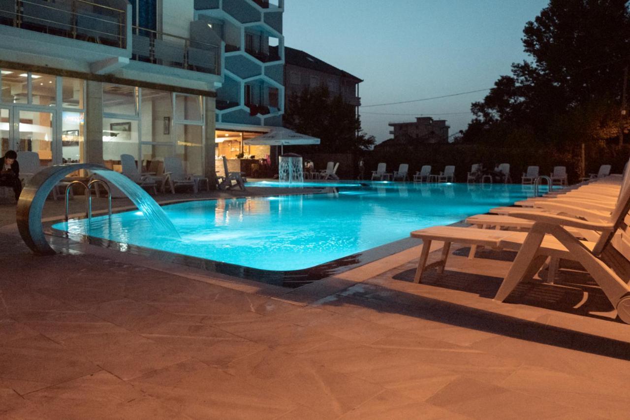 Center Park Hotel เวลิโปเยอ ภายนอก รูปภาพ